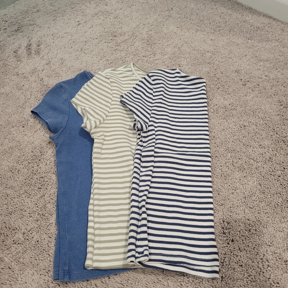 American Eagle Outfitters Blue and Cream Short Sleeve Tee